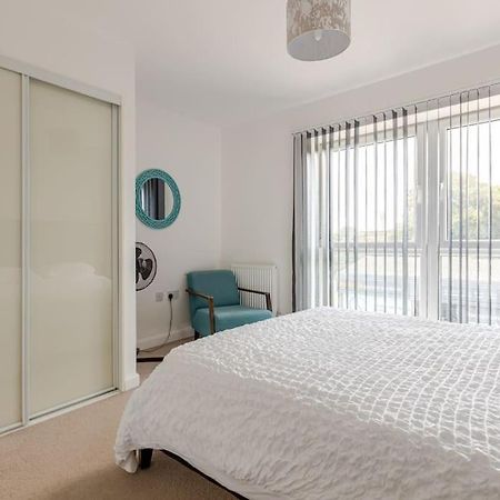 Stylish Station Apartment In Rochester With Free Parking Wainscot エクステリア 写真