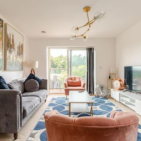 Stylish Station Apartment In Rochester With Free Parking Wainscot エクステリア 写真