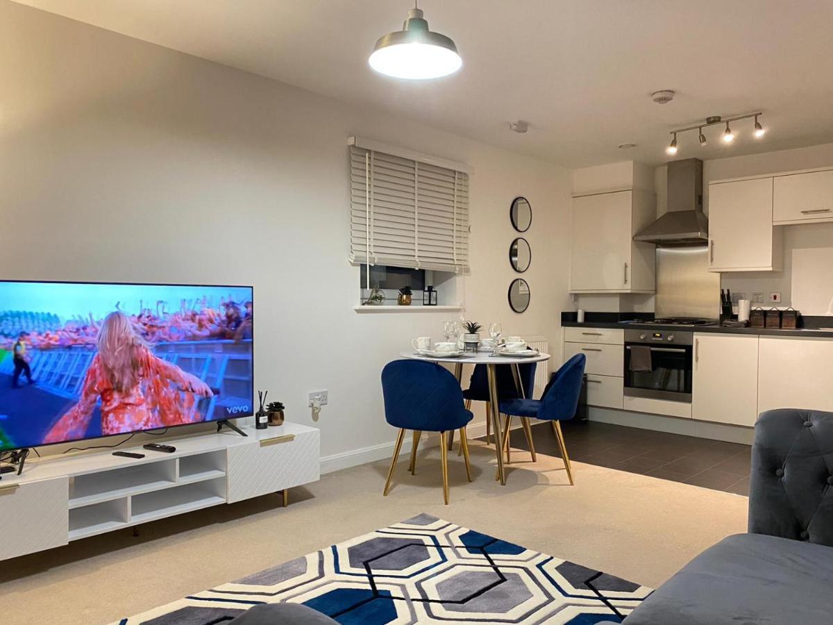Stylish Station Apartment In Rochester With Free Parking Wainscot エクステリア 写真