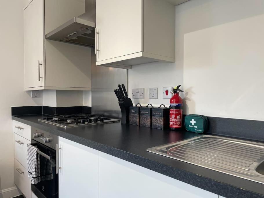 Stylish Station Apartment In Rochester With Free Parking Wainscot エクステリア 写真