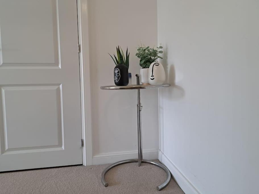 Stylish Station Apartment In Rochester With Free Parking Wainscot エクステリア 写真