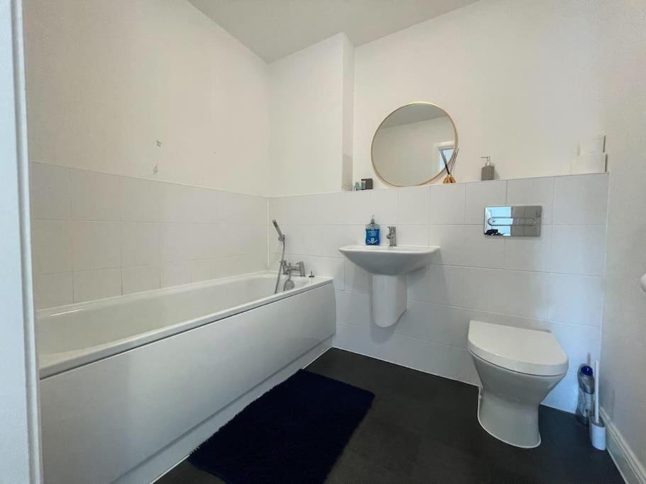 Stylish Station Apartment In Rochester With Free Parking Wainscot エクステリア 写真