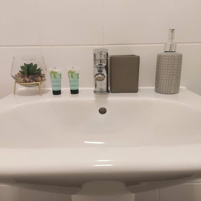 Stylish Station Apartment In Rochester With Free Parking Wainscot エクステリア 写真