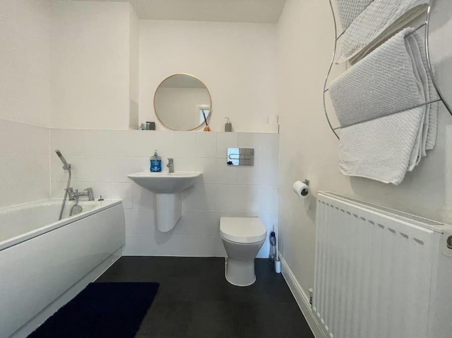 Stylish Station Apartment In Rochester With Free Parking Wainscot エクステリア 写真