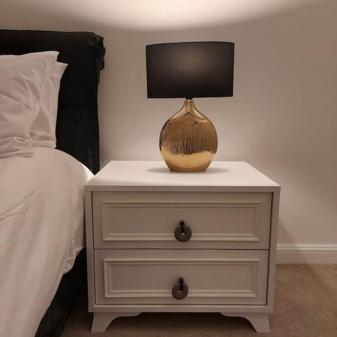 Stylish Station Apartment In Rochester With Free Parking Wainscot エクステリア 写真