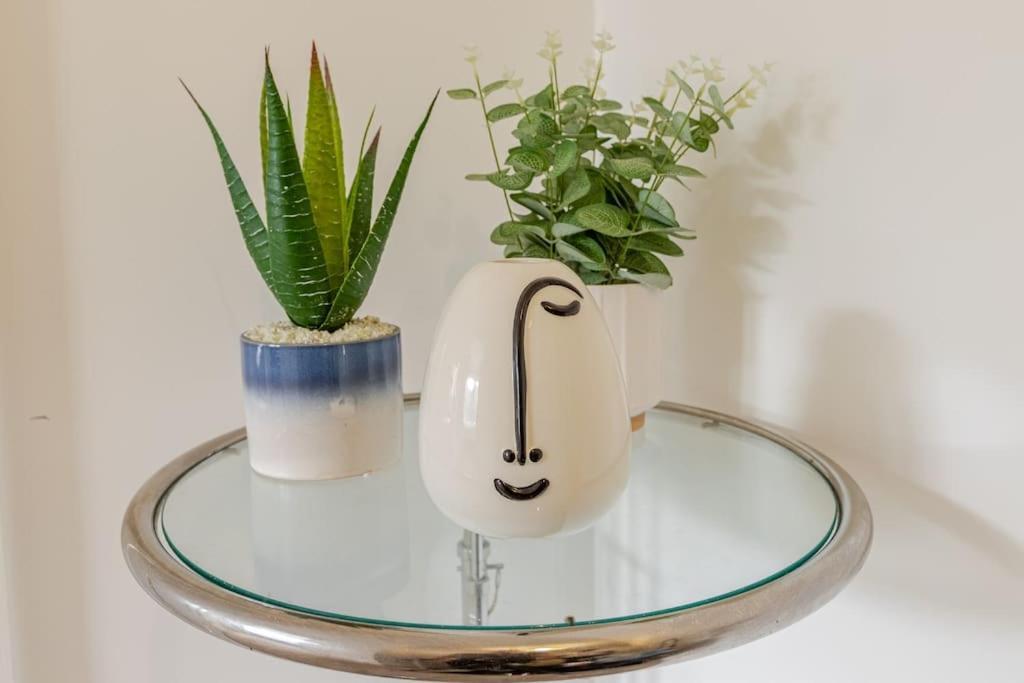 Stylish Station Apartment In Rochester With Free Parking Wainscot エクステリア 写真
