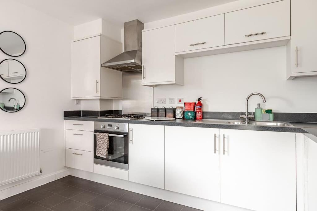 Stylish Station Apartment In Rochester With Free Parking Wainscot エクステリア 写真
