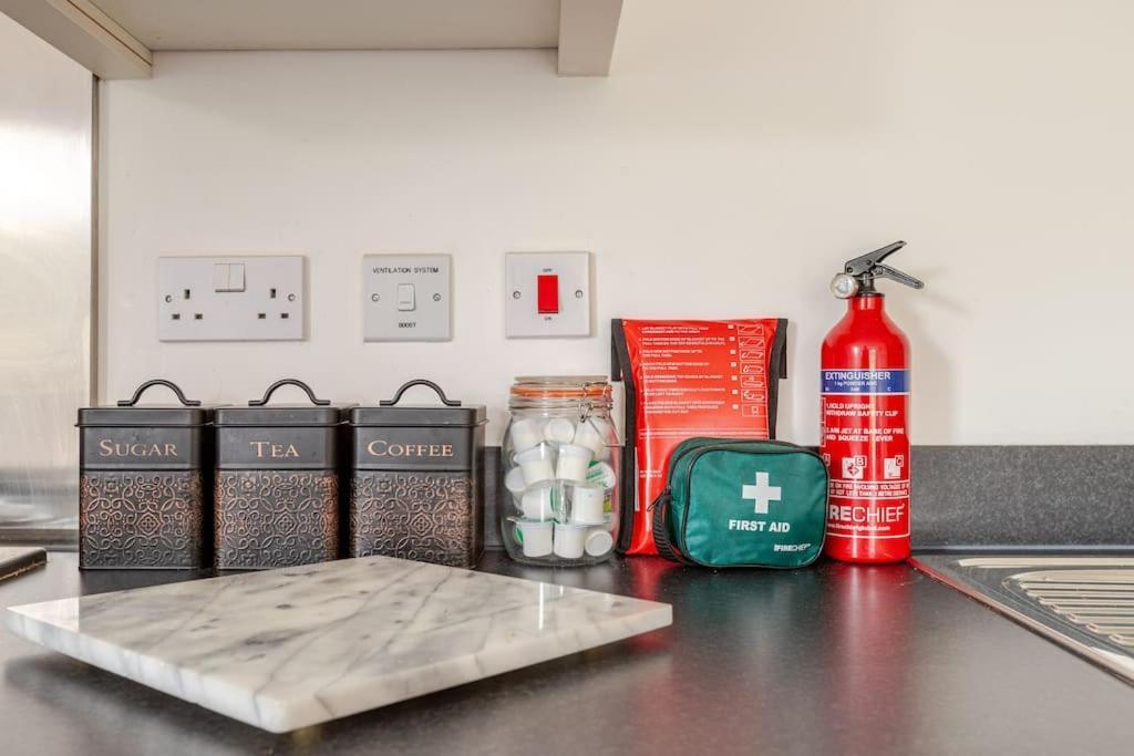 Stylish Station Apartment In Rochester With Free Parking Wainscot エクステリア 写真
