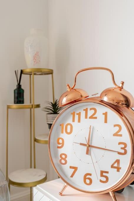 Stylish Station Apartment In Rochester With Free Parking Wainscot エクステリア 写真