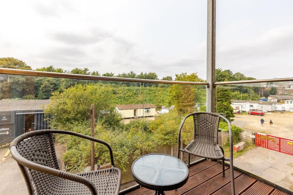 Stylish Station Apartment In Rochester With Free Parking Wainscot エクステリア 写真