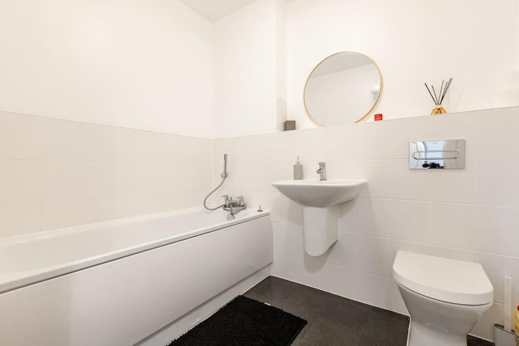 Stylish Station Apartment In Rochester With Free Parking Wainscot エクステリア 写真