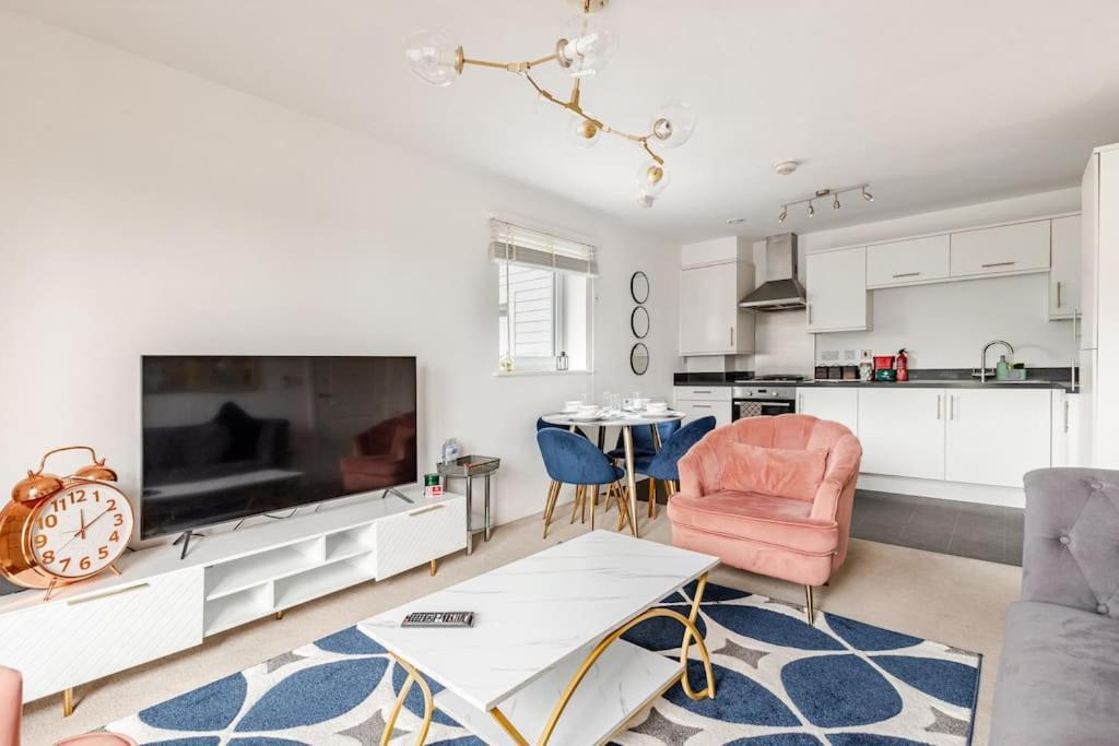 Stylish Station Apartment In Rochester With Free Parking Wainscot エクステリア 写真