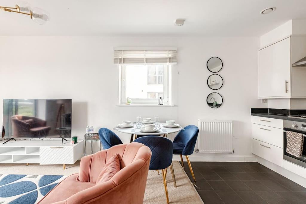 Stylish Station Apartment In Rochester With Free Parking Wainscot エクステリア 写真