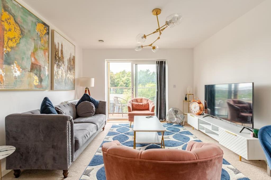 Stylish Station Apartment In Rochester With Free Parking Wainscot エクステリア 写真