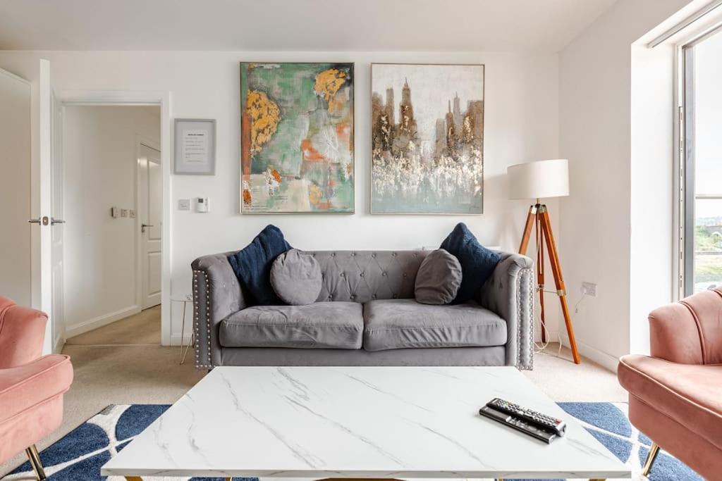 Stylish Station Apartment In Rochester With Free Parking Wainscot エクステリア 写真